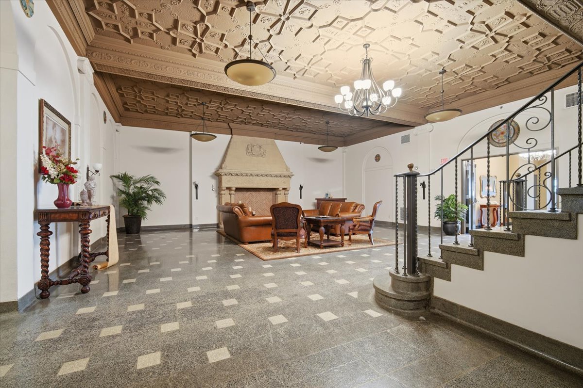 212 North Center Street, Unit 302 Bloomington, IL 61701 - Photo 21 of 30