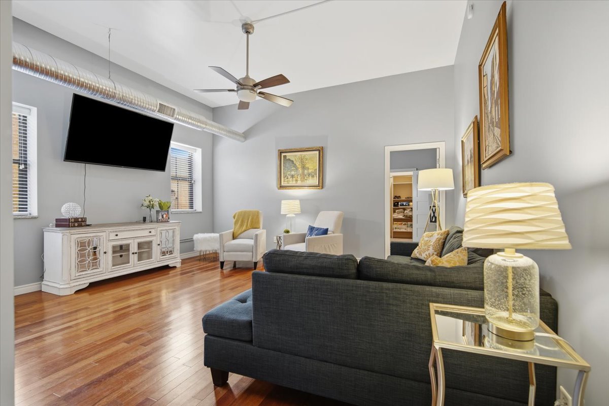 212 North Center Street, Unit 302 Bloomington, IL 61701 - Photo 5 of 30