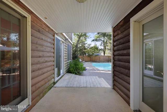 a view of entryway with garden