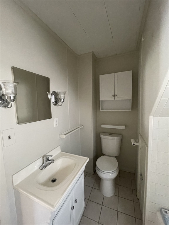 15 Green Street Reading, MA 01867 - Photo 33 of 34 a bathroom with a toilet sink and mirror