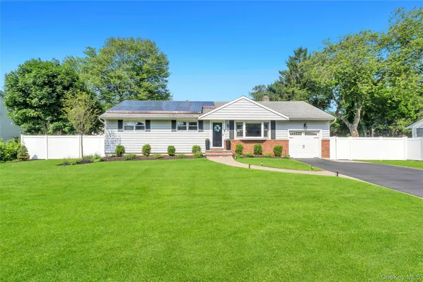 $849,999 | 5 Shaftsbury Lane, Melville, NY 11747