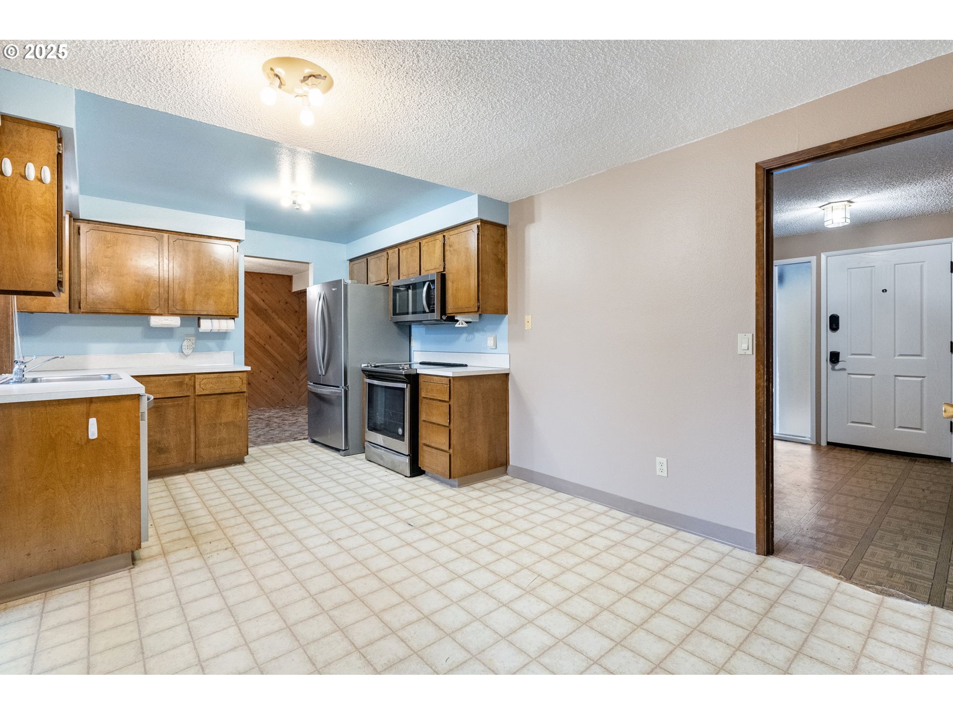 470 Southwest 194th Court Beaverton, OR 97006 - Photo 14 of 31 a kitchen with a cabinets and counter space
