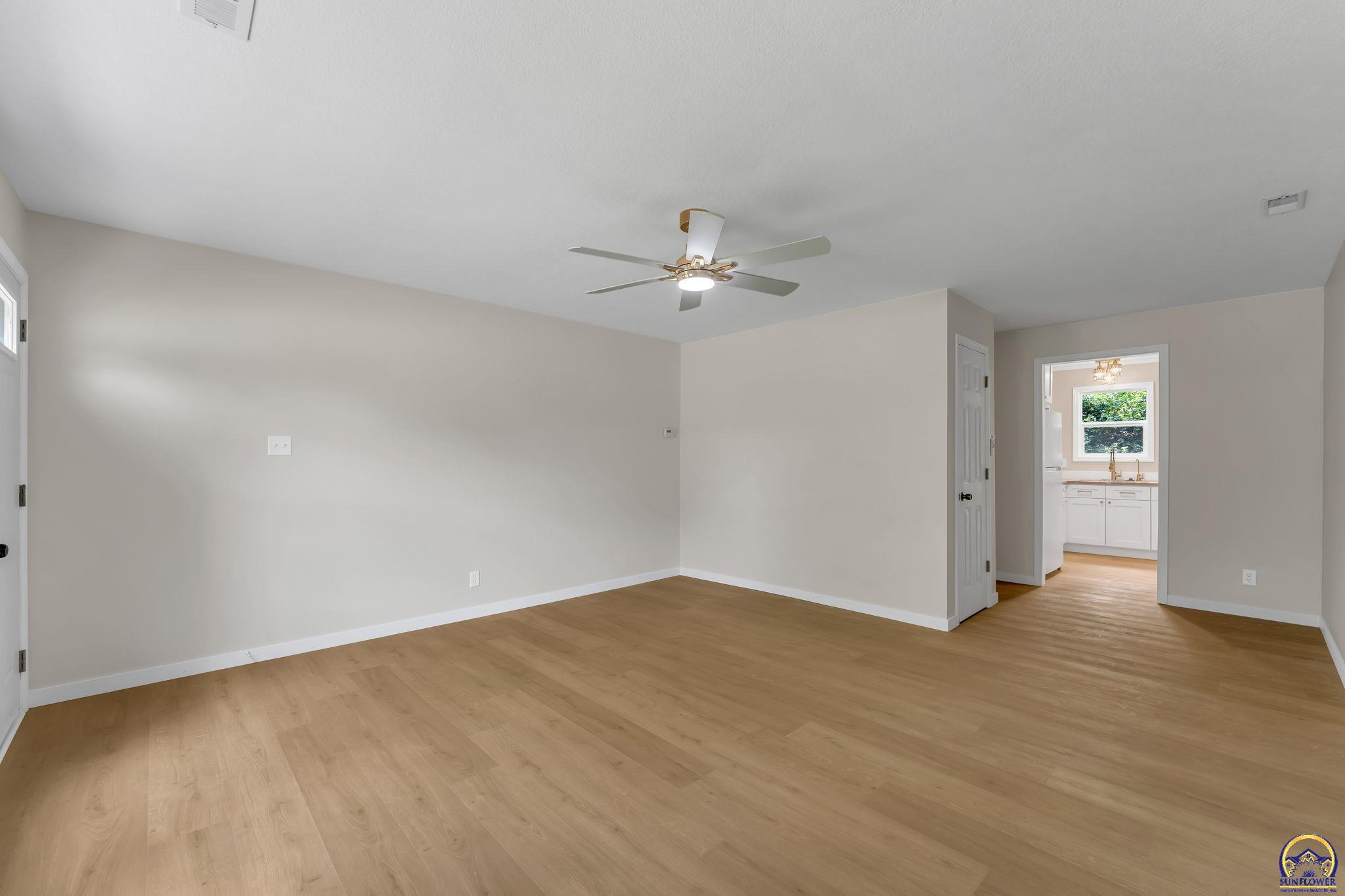 3704 Southwest 34th Street Topeka, KS 66614 - Photo 11 of 41 Livinig Room