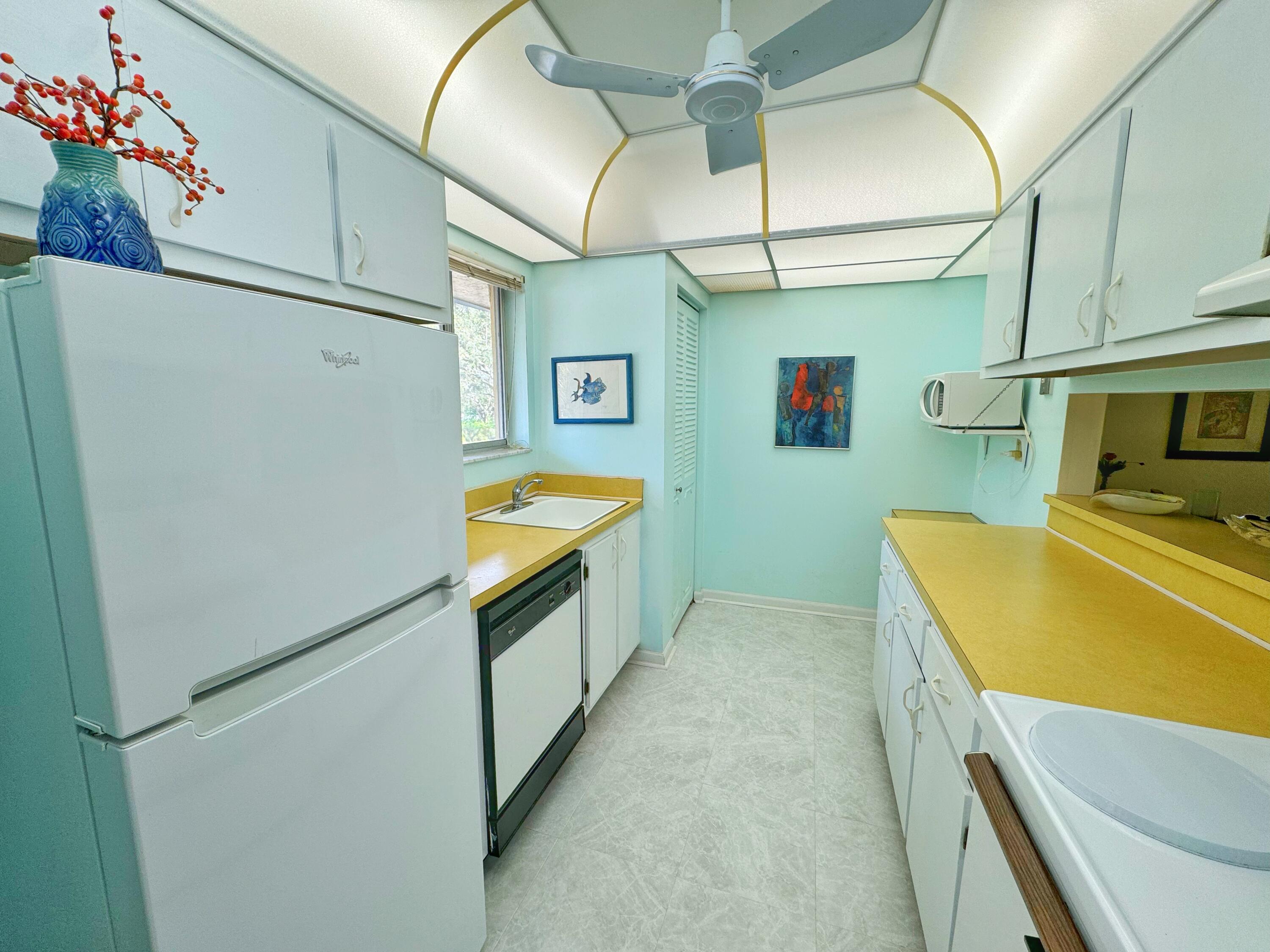 854 Southwest 9th St Circle, Unit 203 Boca Raton, FL 33486 - Photo 6 of 22 Kitchen
