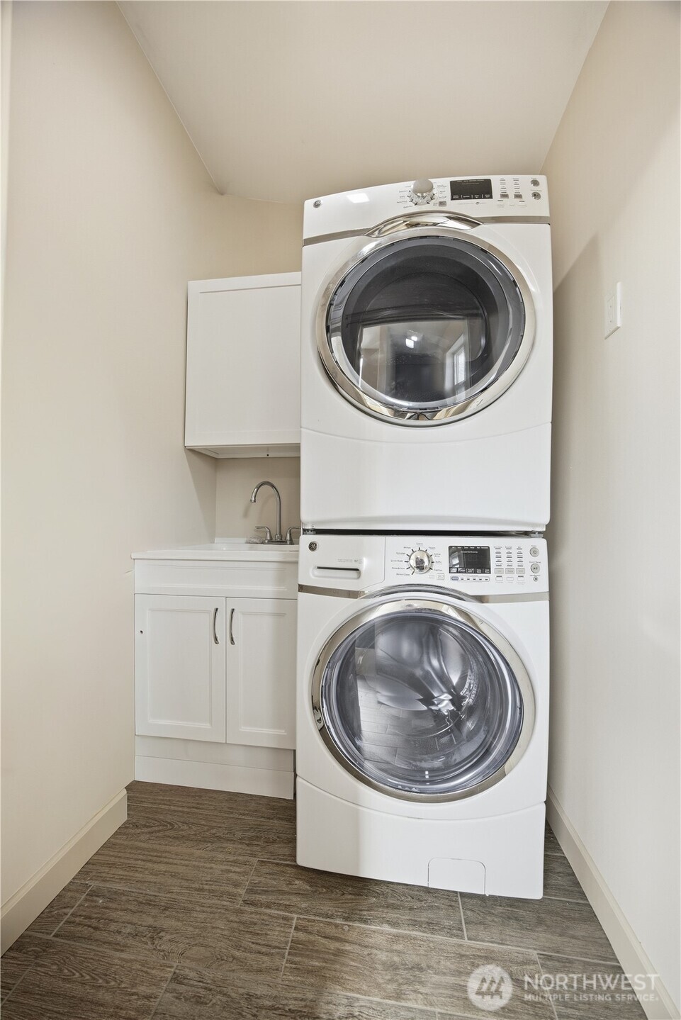 2 Playland Court Orondo, WA 98843 - Photo 20 of 40 a utility room with wooden floor and washing machine