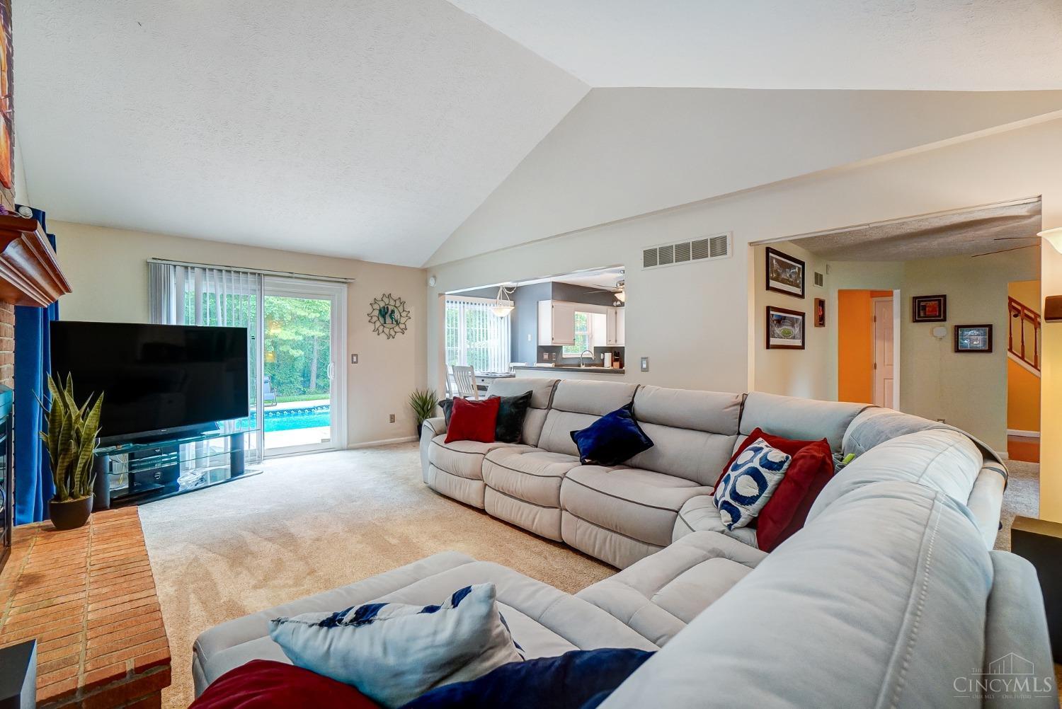 6296 Berauer Road Cincinnati, OH 45248 - Photo 6 of 33