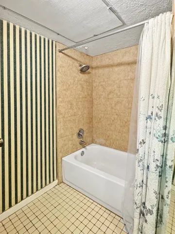 $1,000 | 2021 Spenwick Drive, Unit 227, Houston, TX 77055