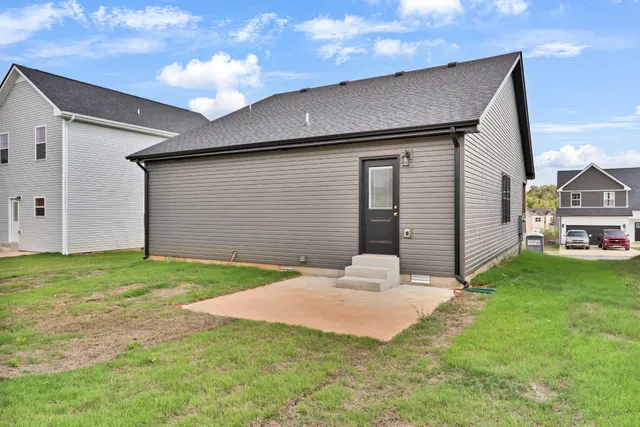 a front view of house with yard and garage
