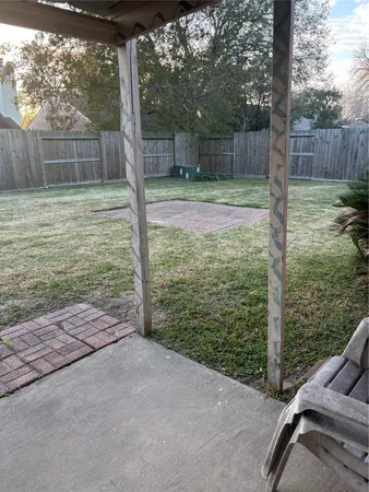 a view of a backyard