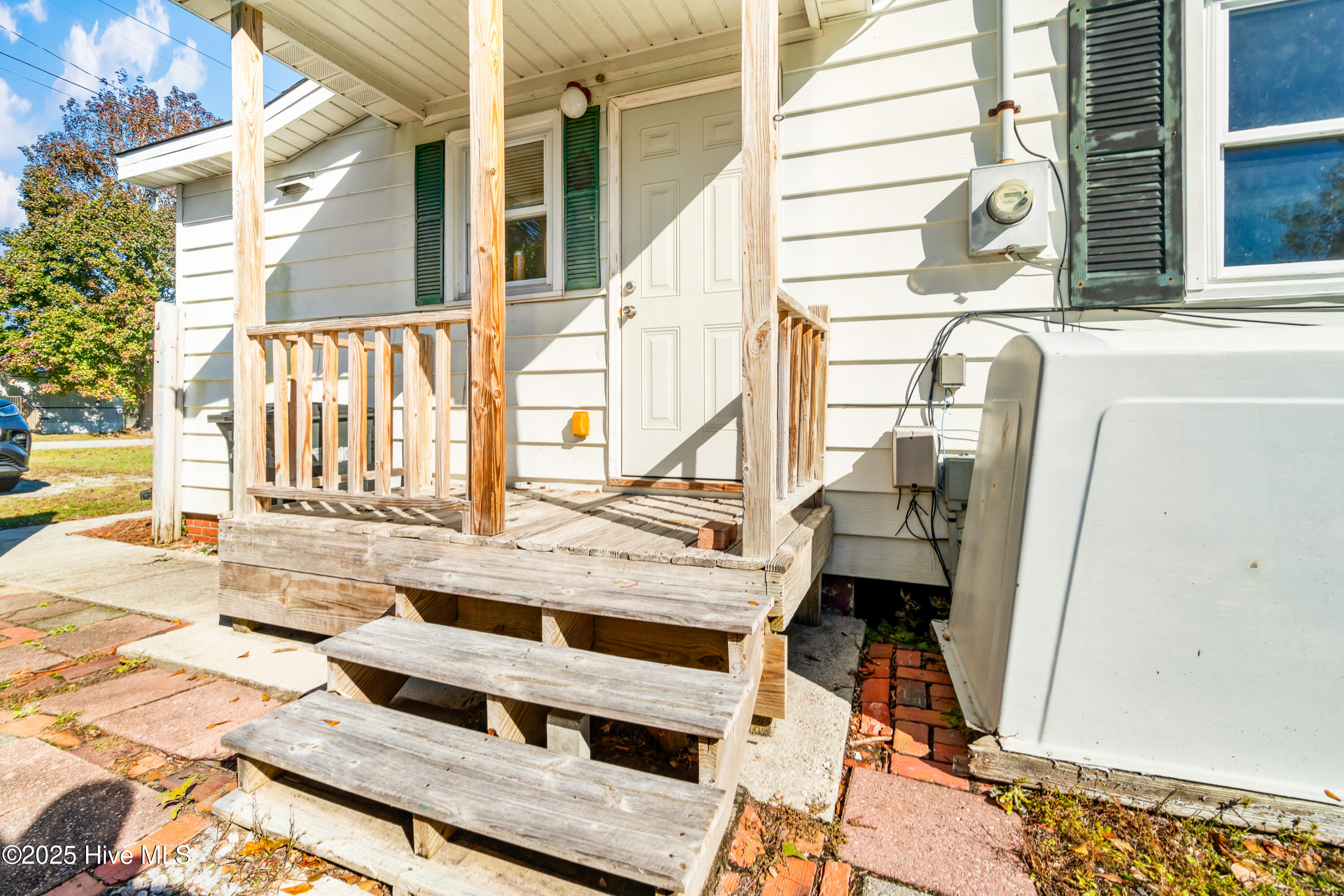 178 Arthur Farm Road Morehead City, NC 28557 - Photo 5 of 16 Side Door View