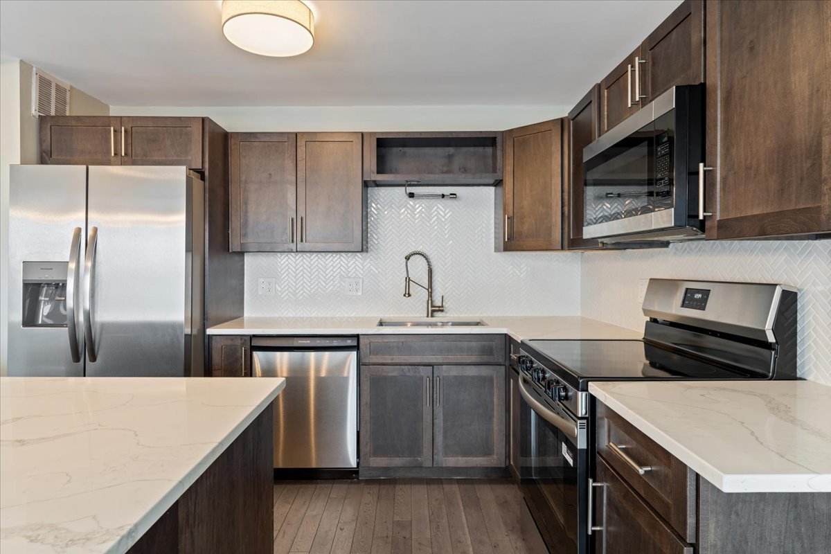 5455 North Sheridan Road, Unit 3406 Chicago, IL 60640 - Photo 14 of 30 a kitchen with a sink stove and refrigerator