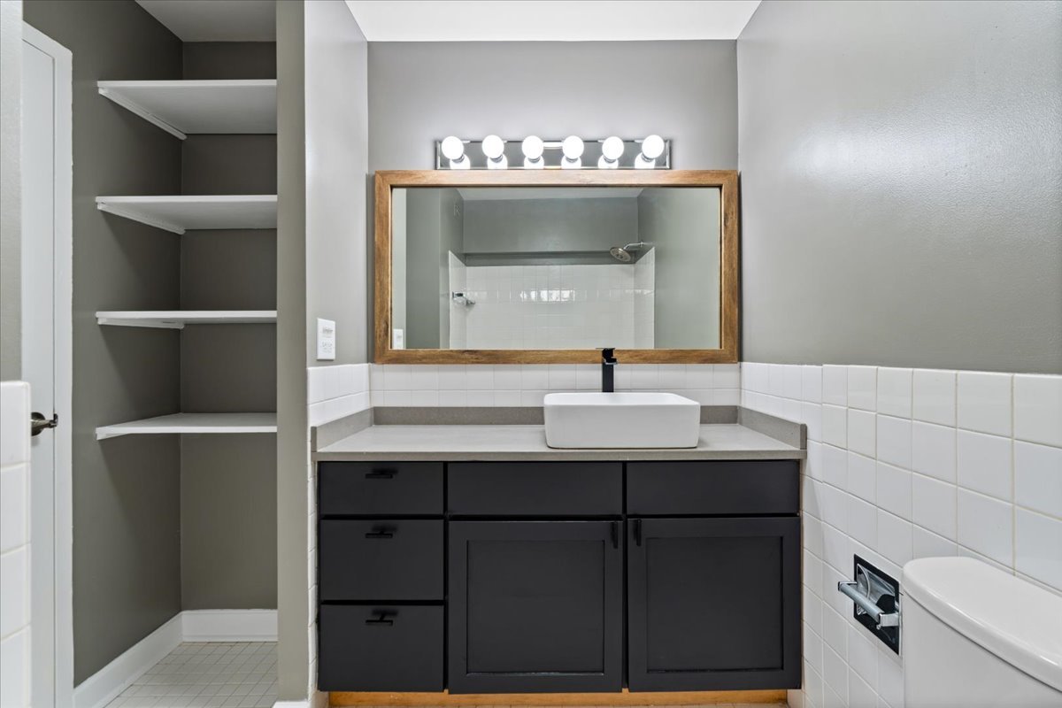 5455 North Sheridan Road, Unit 3406 Chicago, IL 60640 - Photo 19 of 30 a bathroom with a sink and a mirror