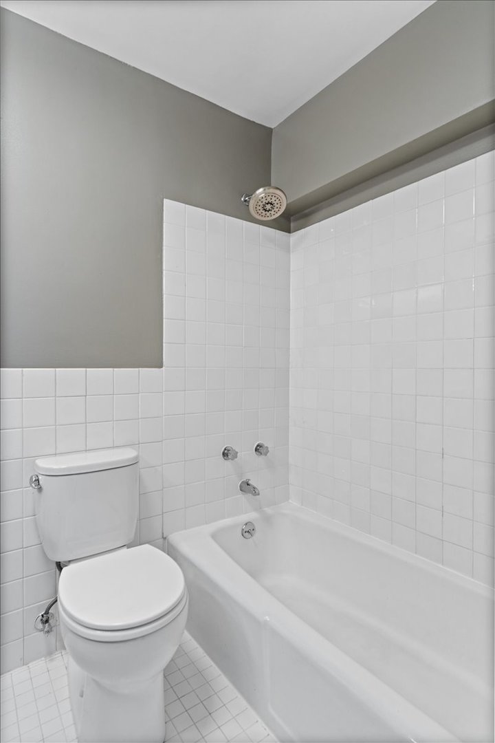5455 North Sheridan Road, Unit 3406 Chicago, IL 60640 - Photo 20 of 30 a bathroom with a toilet a sink and shower