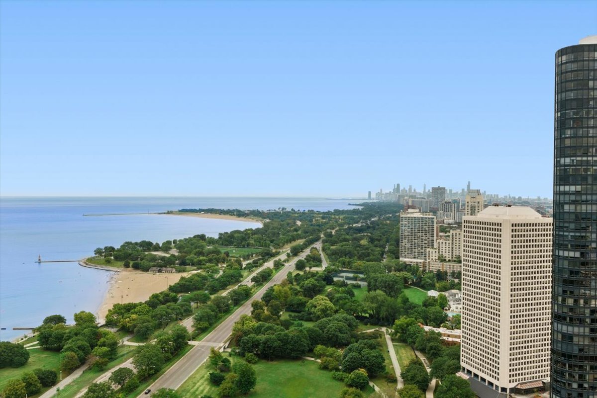 5455 North Sheridan Road, Unit 3406 Chicago, IL 60640 - Photo 28 of 30 a view of a city