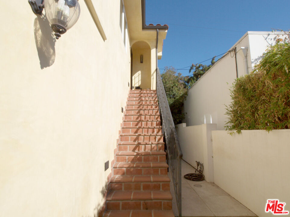 1644 Hi Point Street Los Angeles, CA 90035 - Photo 4 of 11 a view of entryway