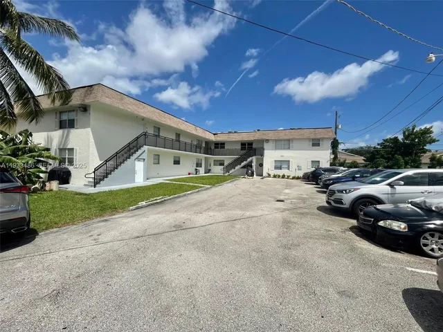 $1,800 | 2519 Pierce Street, Unit 9, Hollywood, FL 33020