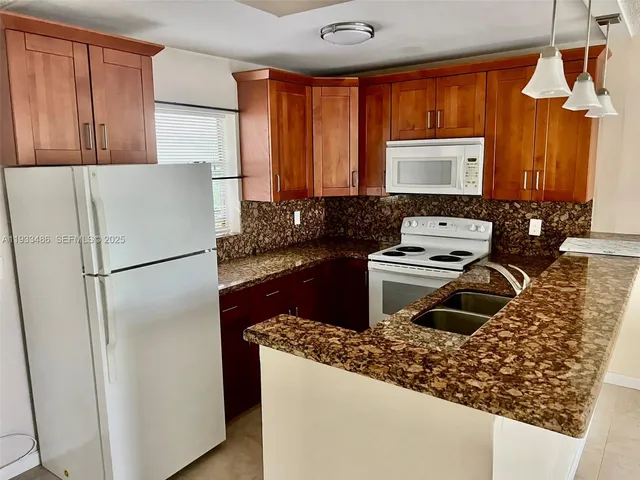 $1,800 | 2519 Pierce Street, Unit 9, Hollywood, FL 33020