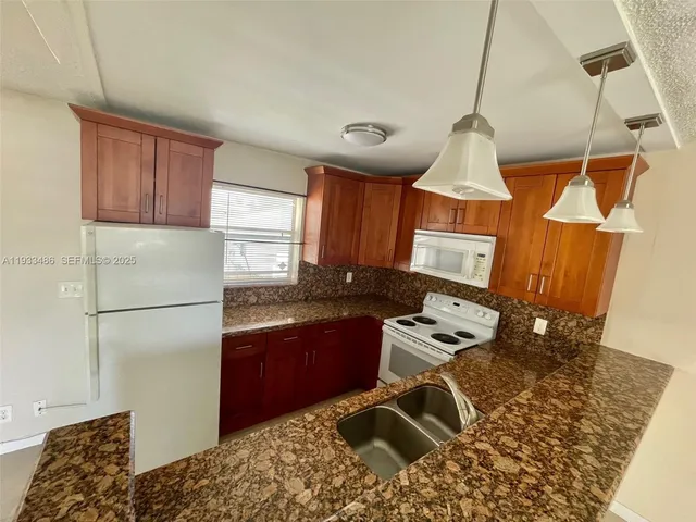 $1,800 | 2519 Pierce Street, Unit 9, Hollywood, FL 33020