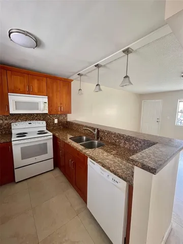 $1,800 | 2519 Pierce Street, Unit 9, Hollywood, FL 33020