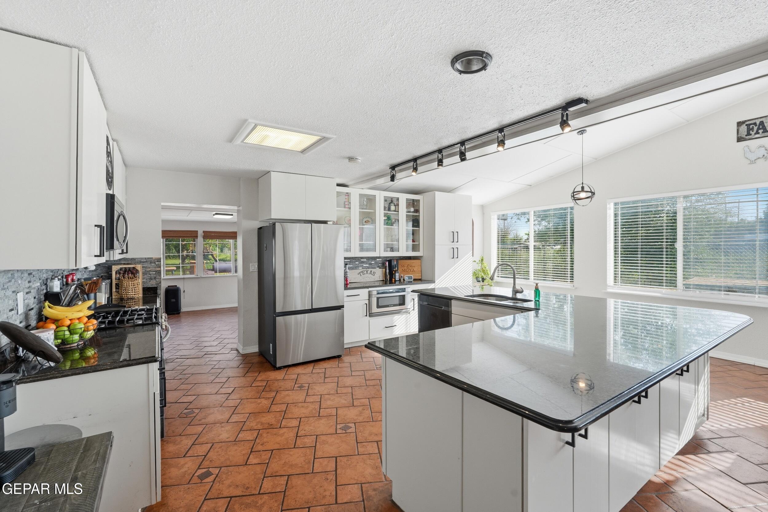 216 Smith Road El Paso, TX 79907 - Photo 8 of 50 image00040
