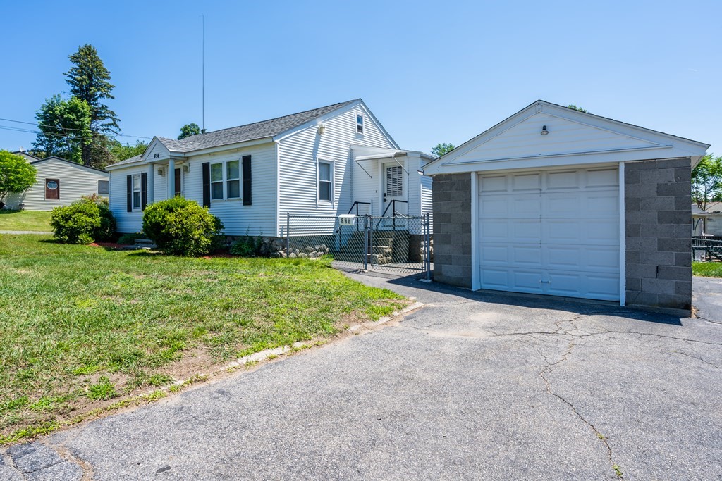 898 Riverside Drive Methuen, MA 01844 - Photo 4 of 24 Gallery Image 4