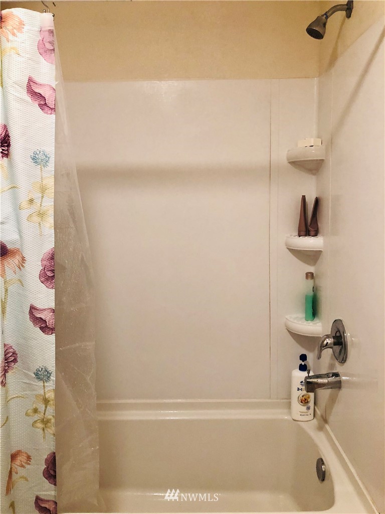 1421 North 3rd Street Renton, WA 98057 - Photo 16 of 17 a bathroom with a bathtub