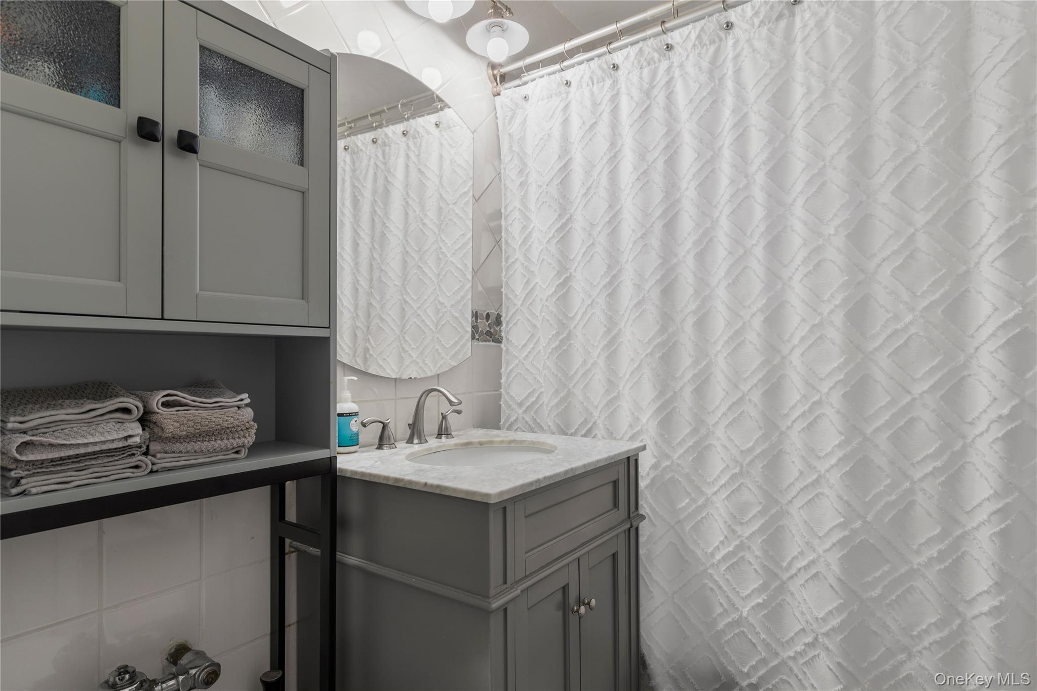 316 Richbell Road, Unit C2 Mamaroneck, NY 10543 - Photo 13 of 13 Full bath featuring vanity and decorative backsplash