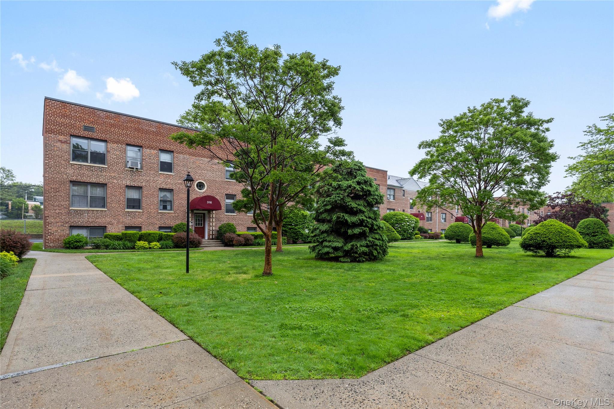 316 Richbell Road, Unit C2 Mamaroneck, NY 10543 - Photo 2 of 13 View of property's community courtyard