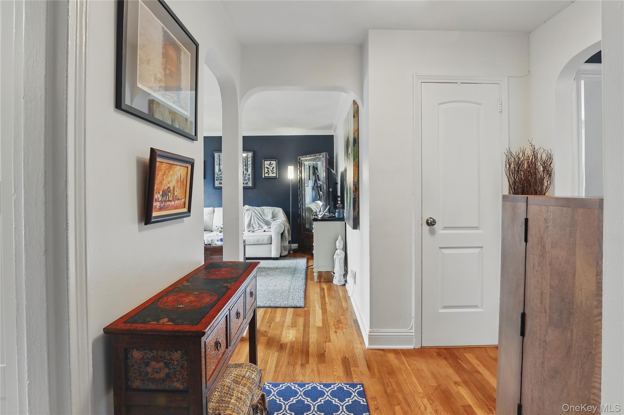 316 Richbell Road, Unit C2 Mamaroneck, NY 10543 - Photo 4 of 13 Alternative view of entry hall towards living room features arched doorways
