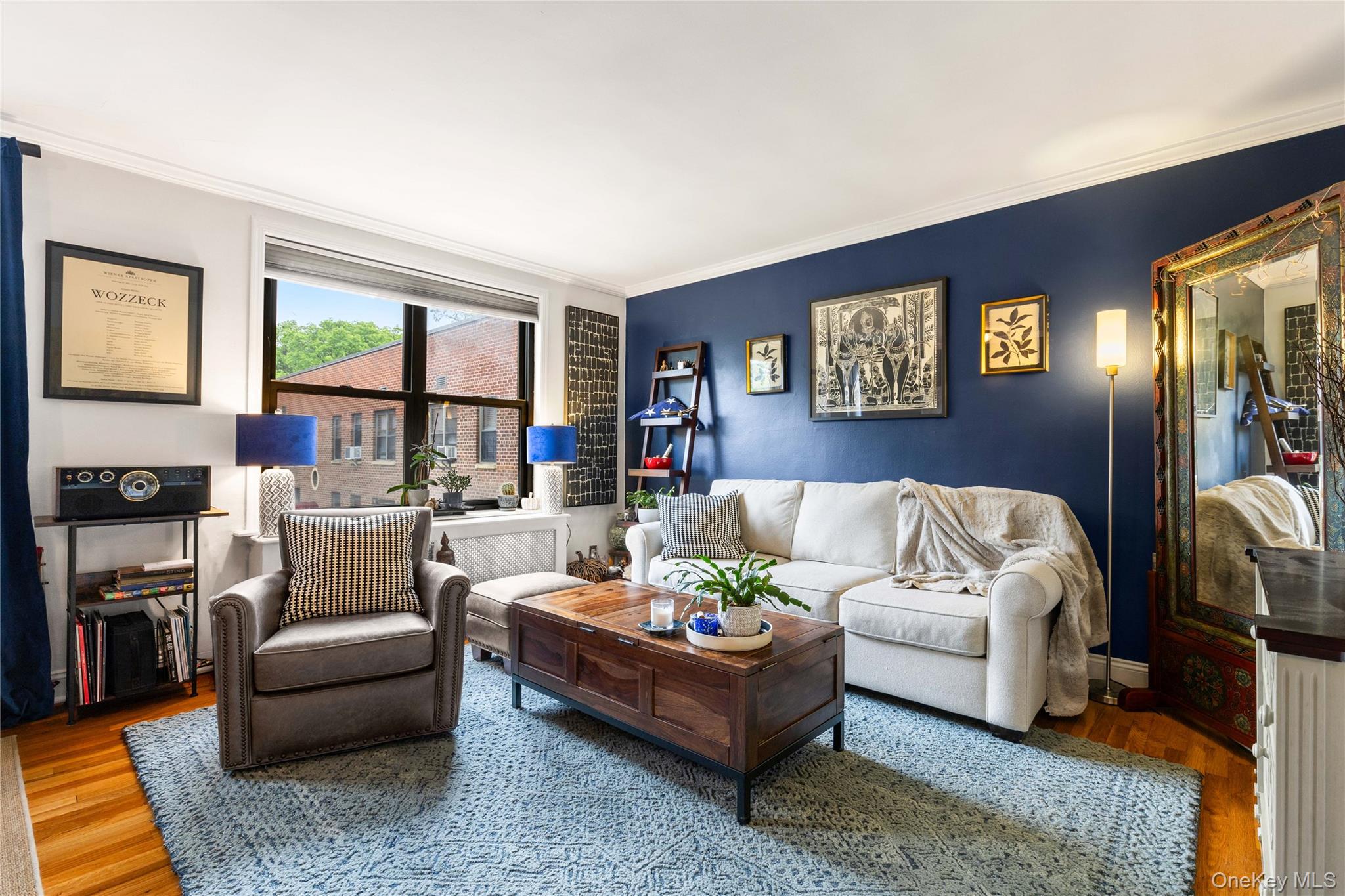 316 Richbell Road, Unit C2 Mamaroneck, NY 10543 - Photo 5 of 13 Bright living area with ornamental molding and HDWD floors