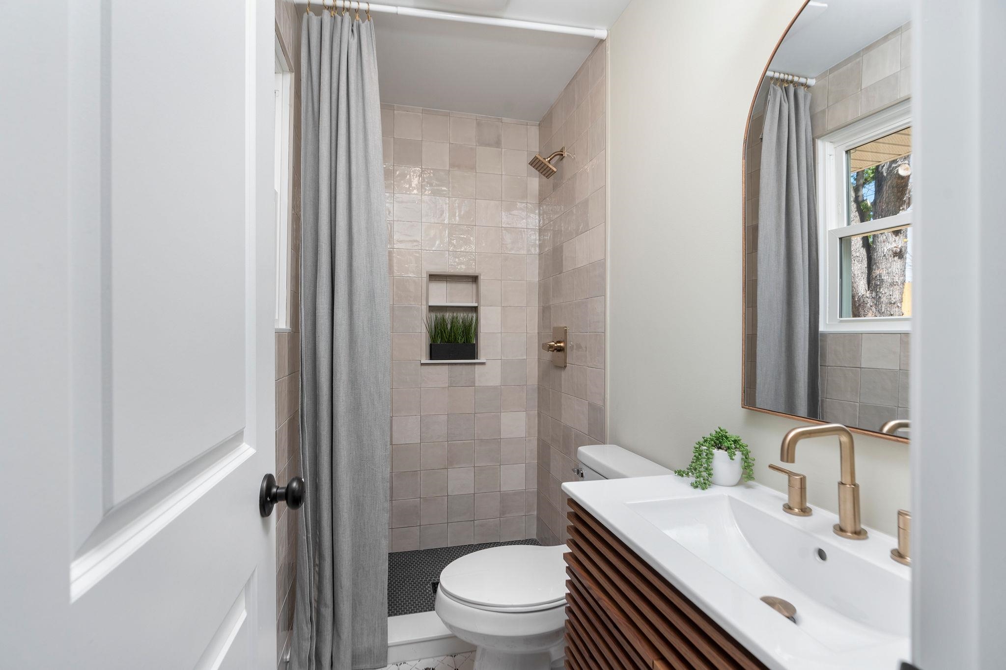 201 Link Road Waynesboro, VA 22980 - Photo 17 of 68 Full Primary Bath