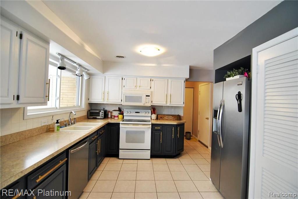 24566 Border Hill Novi, MI 48375 - Photo 8 of 26