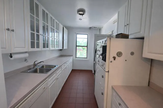 a view of a big room with closet