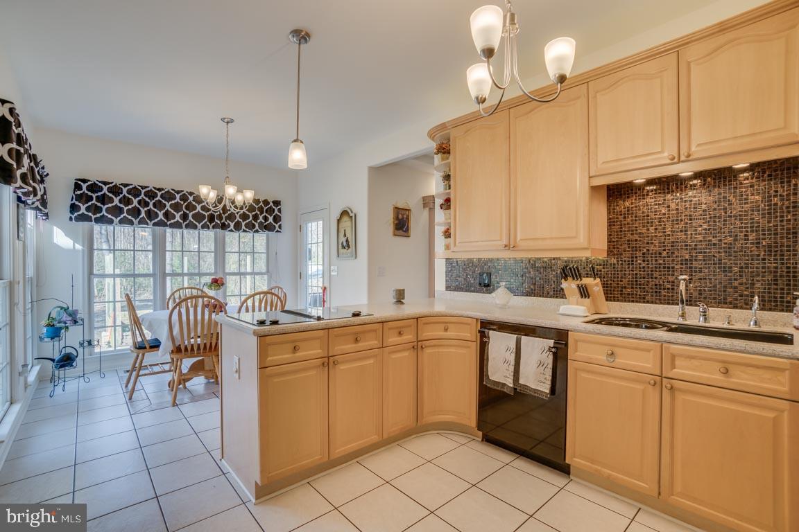 1189 Mountain View Road Fredericksburg, VA 22406 - Photo 16 of 40 Huge kitchen with breakfast room bump out