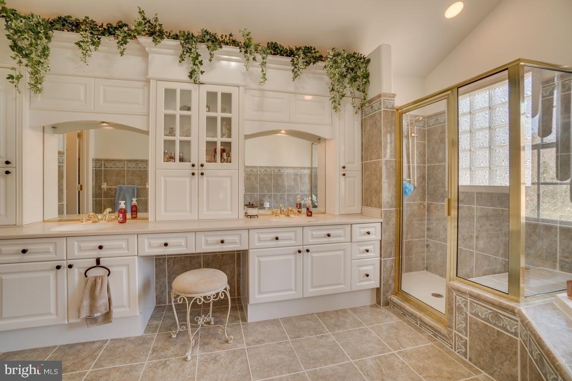 1189 Mountain View Road Fredericksburg, VA 22406 - Photo 26 of 40 MBA- custom tile- sep. shower w/bench -soaking tub