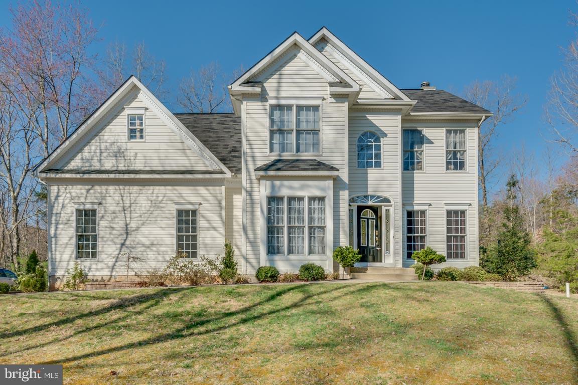 Beautiful home w/large level front & back yards
