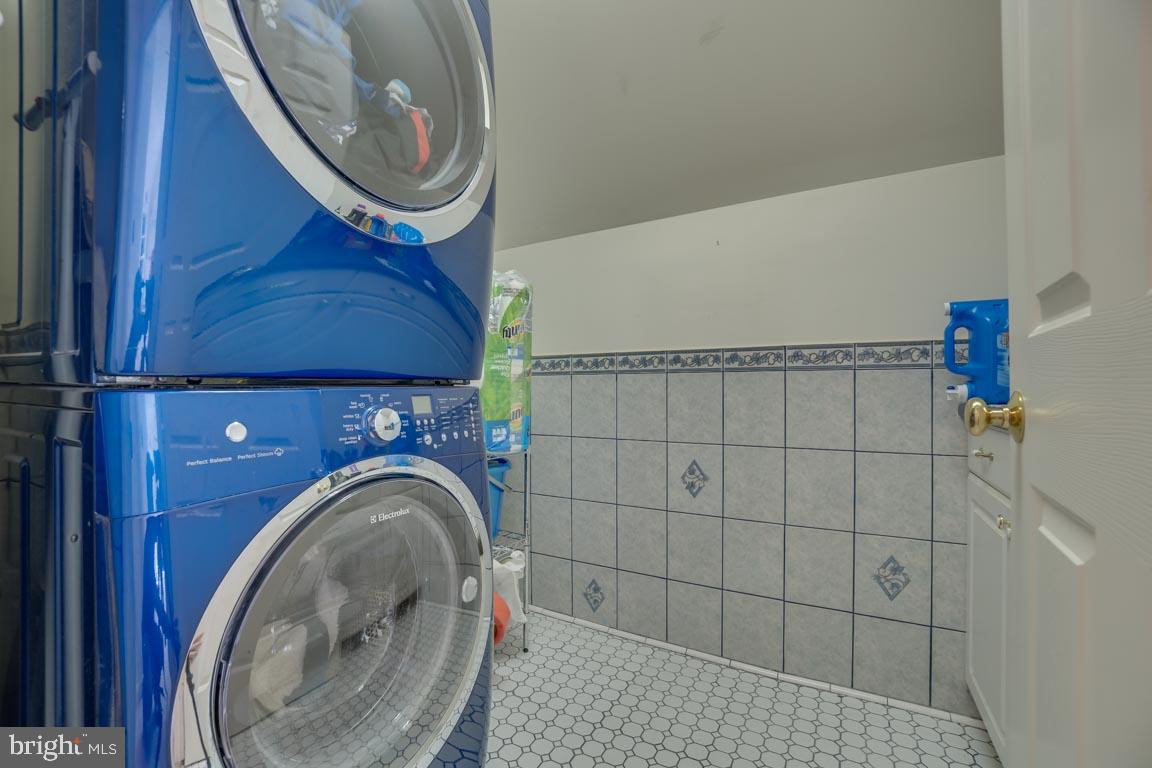 1189 Mountain View Road Fredericksburg, VA 22406 - Photo 33 of 40 Bedroom lvl laundry-folding station & custom tile