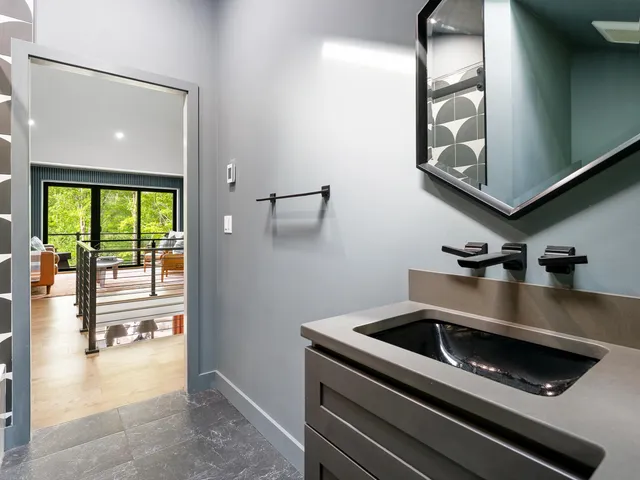 $2,400,000 | 89 Caspar Drive, Warren, VT 05674