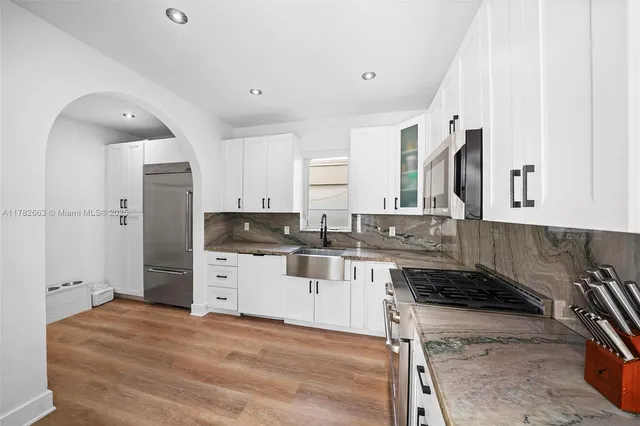 a living room with furniture rug and window