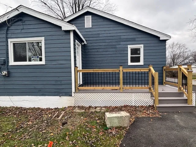 a view of a backyard