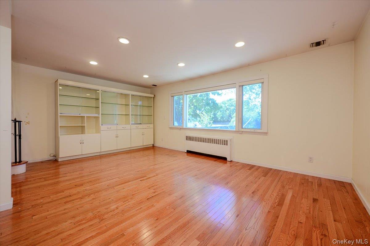 567 Oxford Road Cedarhurst, NY 11516 - Photo 2 of 23