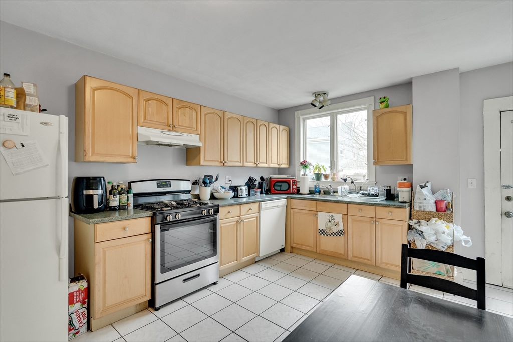 10 Hancock Street Somerville, MA 02144 - Photo 5 of 35