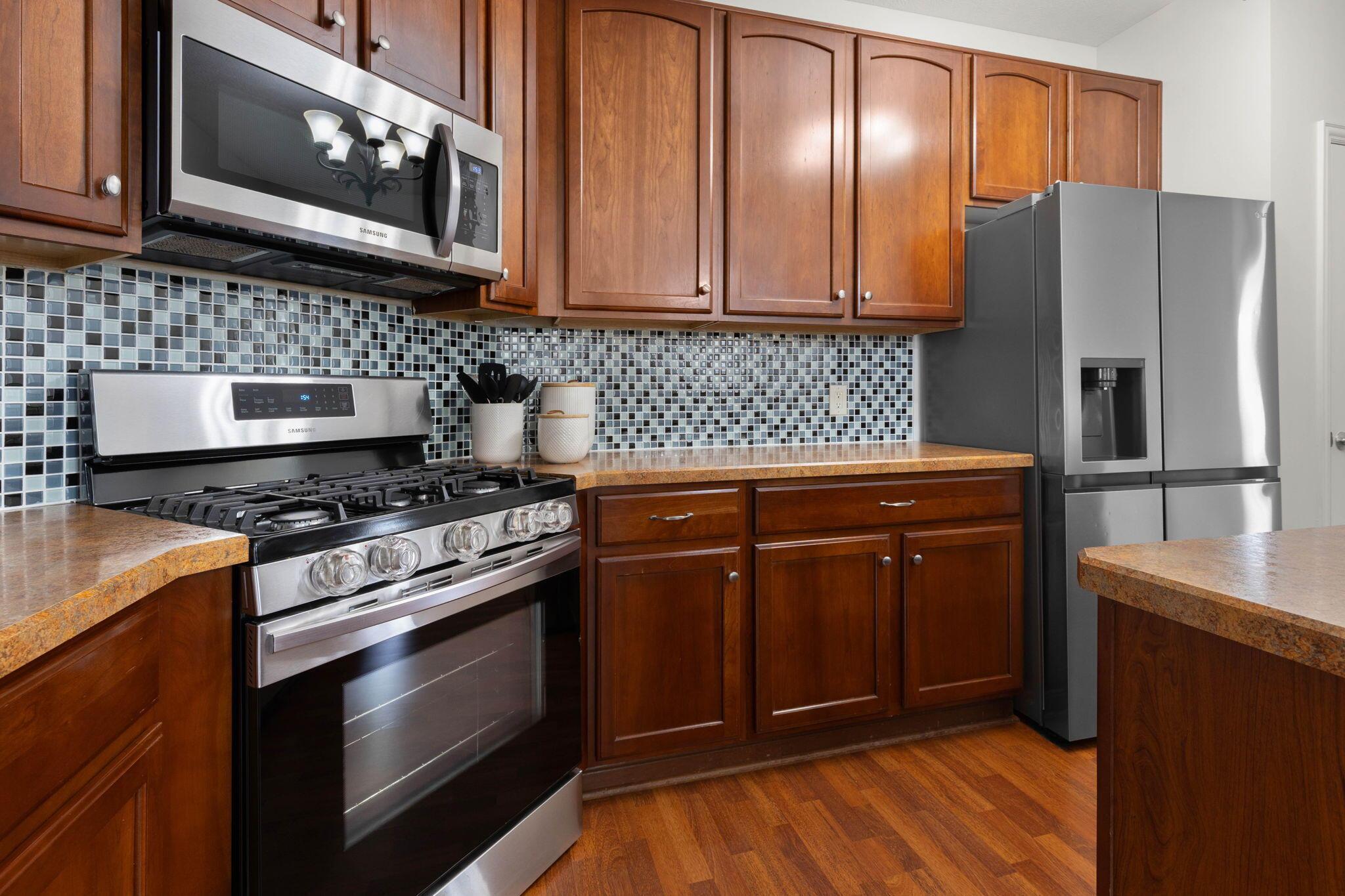 5658 Wexler Road Dublin, OH 43016 - Photo 14 of 54 Gas Range w/ Micro above