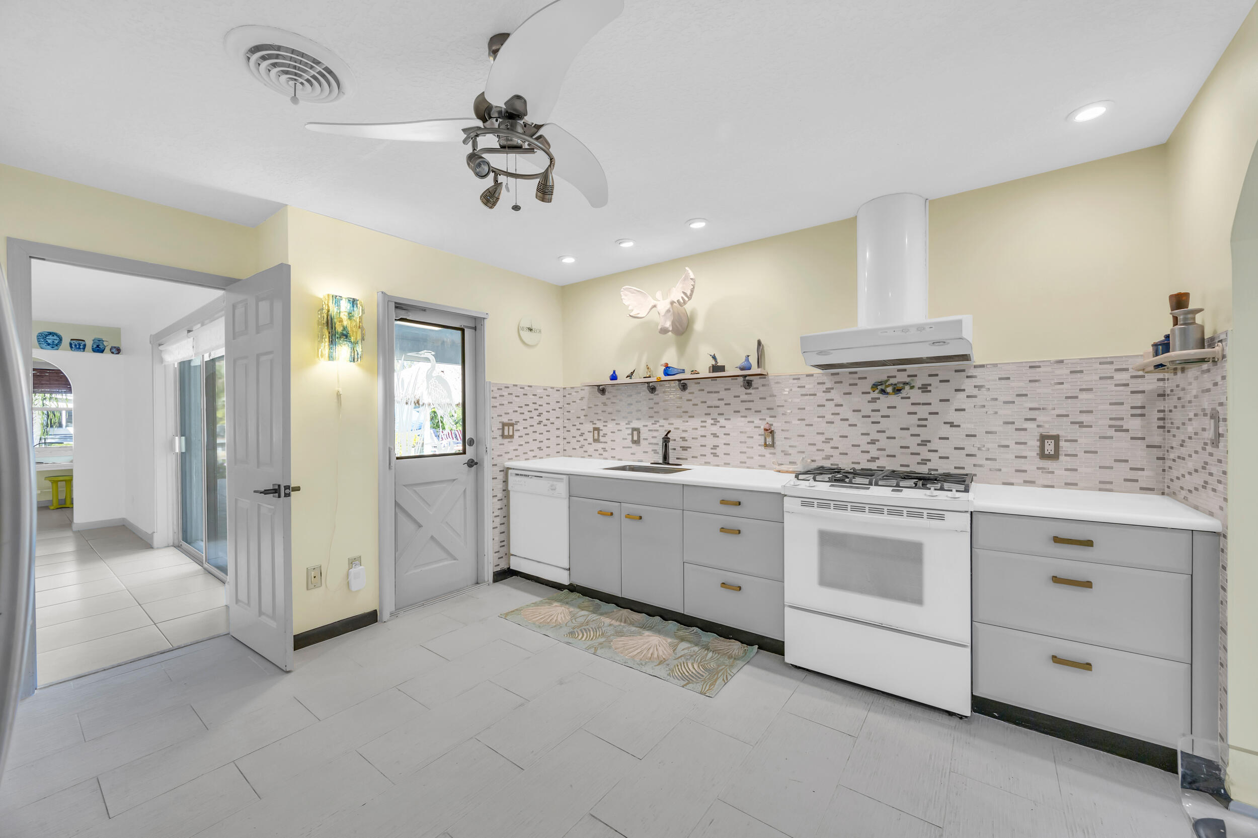 910 Dolphin Drive Jupiter, FL 33458 - Photo 10 of 29 Kitchen with gas range6_8p3a6666