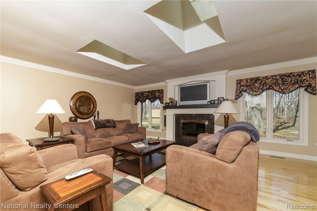 11043 Messmore Road Utica, MI 48317 - Photo 7 of 20 Skylights in Living Area