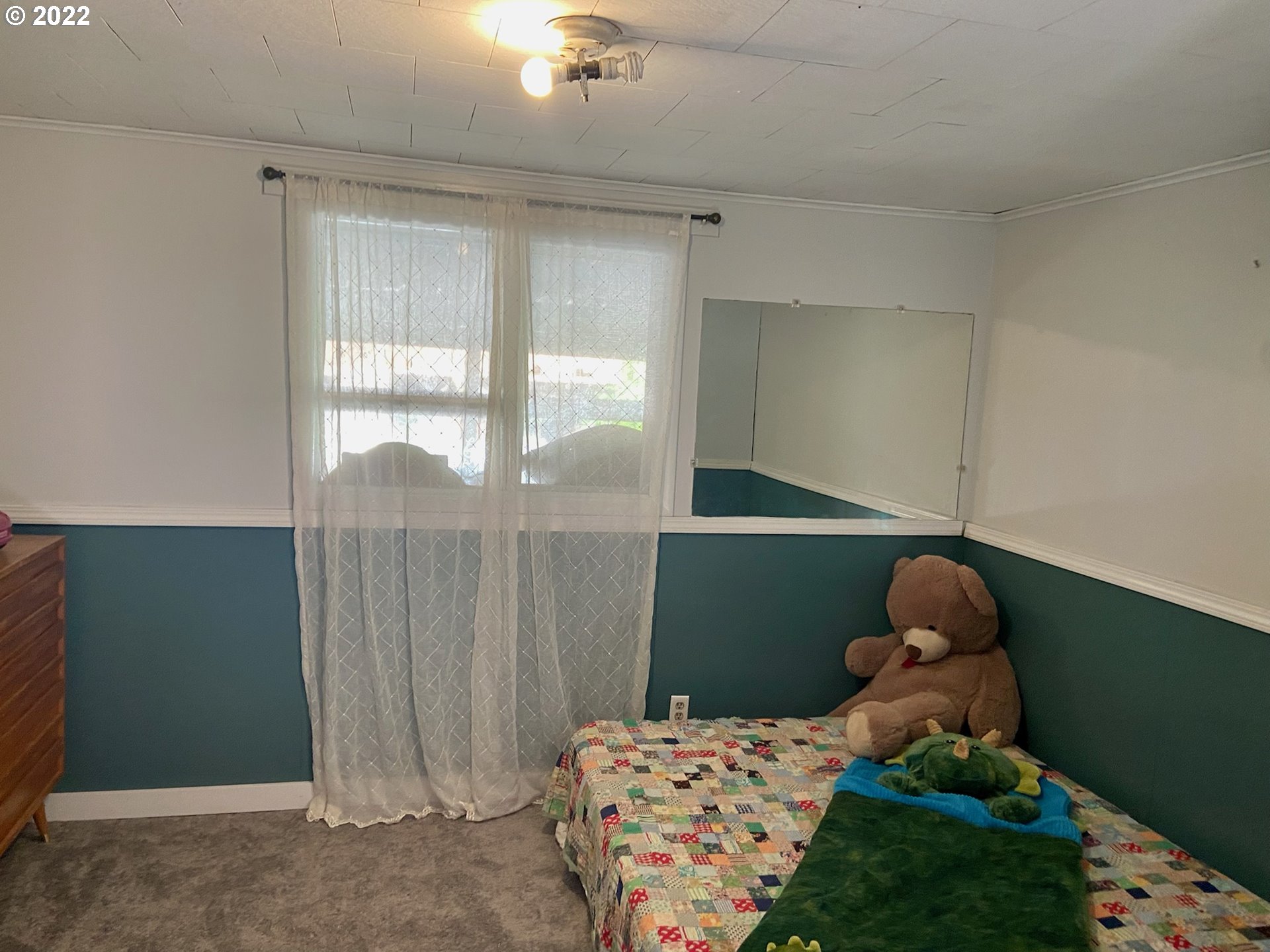 3005 Shoestring Road Riddle, OR 97469 - Photo 14 of 32 a bedroom with a bed and a window