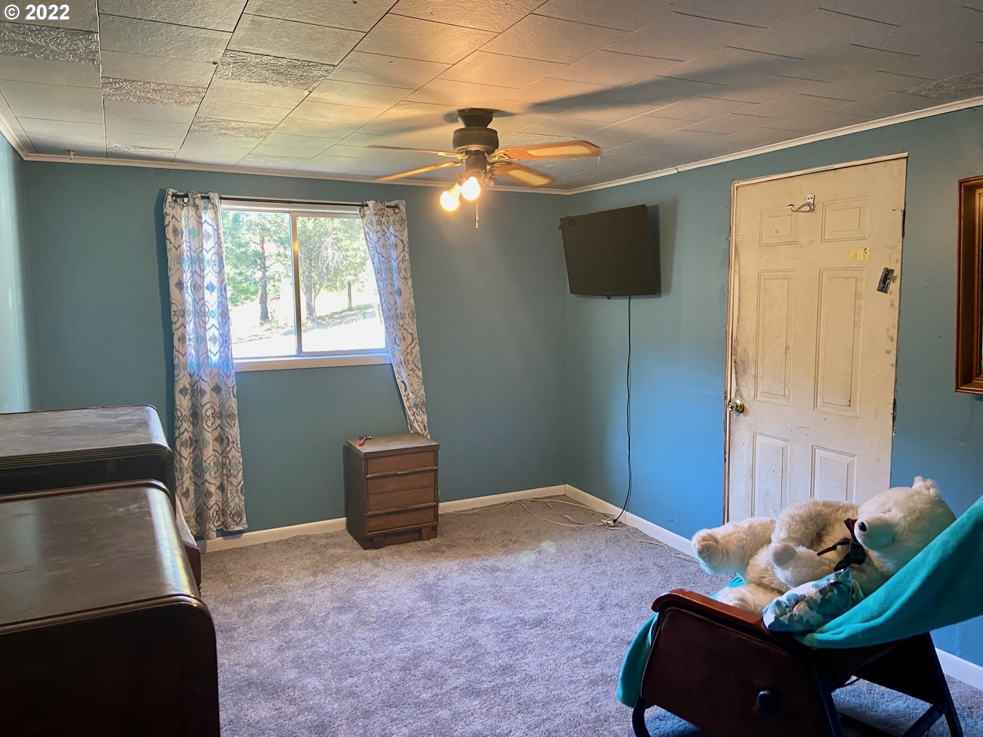 3005 Shoestring Road Riddle, OR 97469 - Photo 15 of 32 a living room with furniture and a window