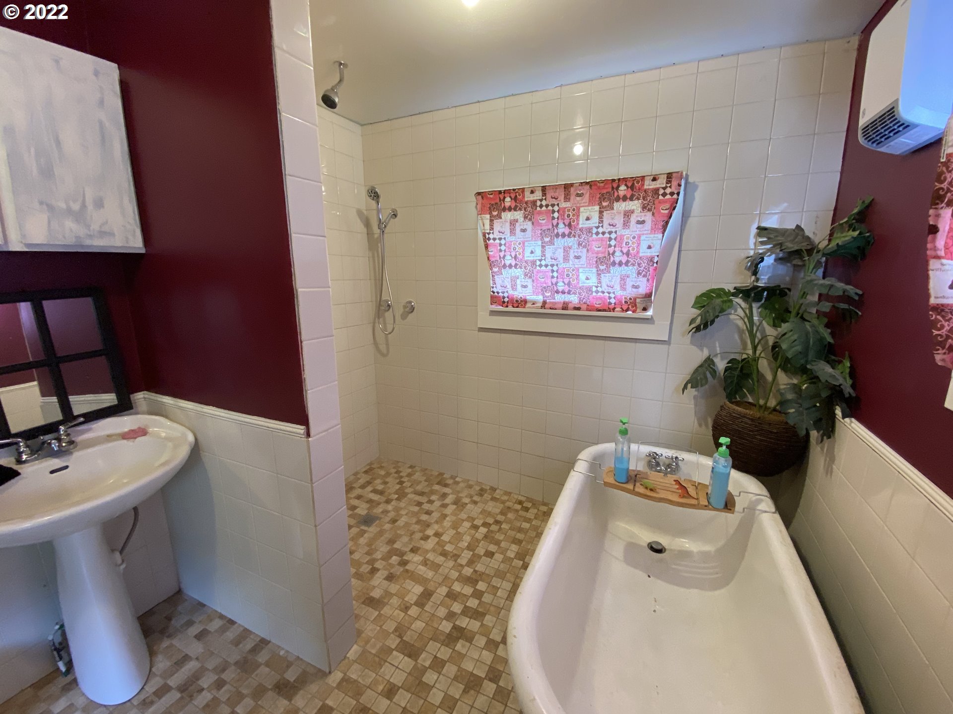 3005 Shoestring Road Riddle, OR 97469 - Photo 8 of 32 a bathroom with a sink and toilet