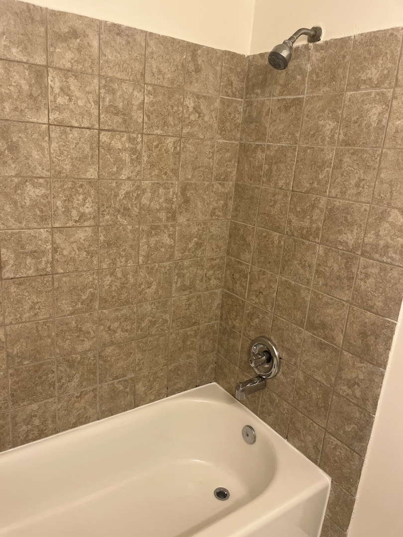 627 South Blanchard Street, Unit B3 Wheaton, IL 60187 - Photo 8 of 8 a bathroom with a bathtub