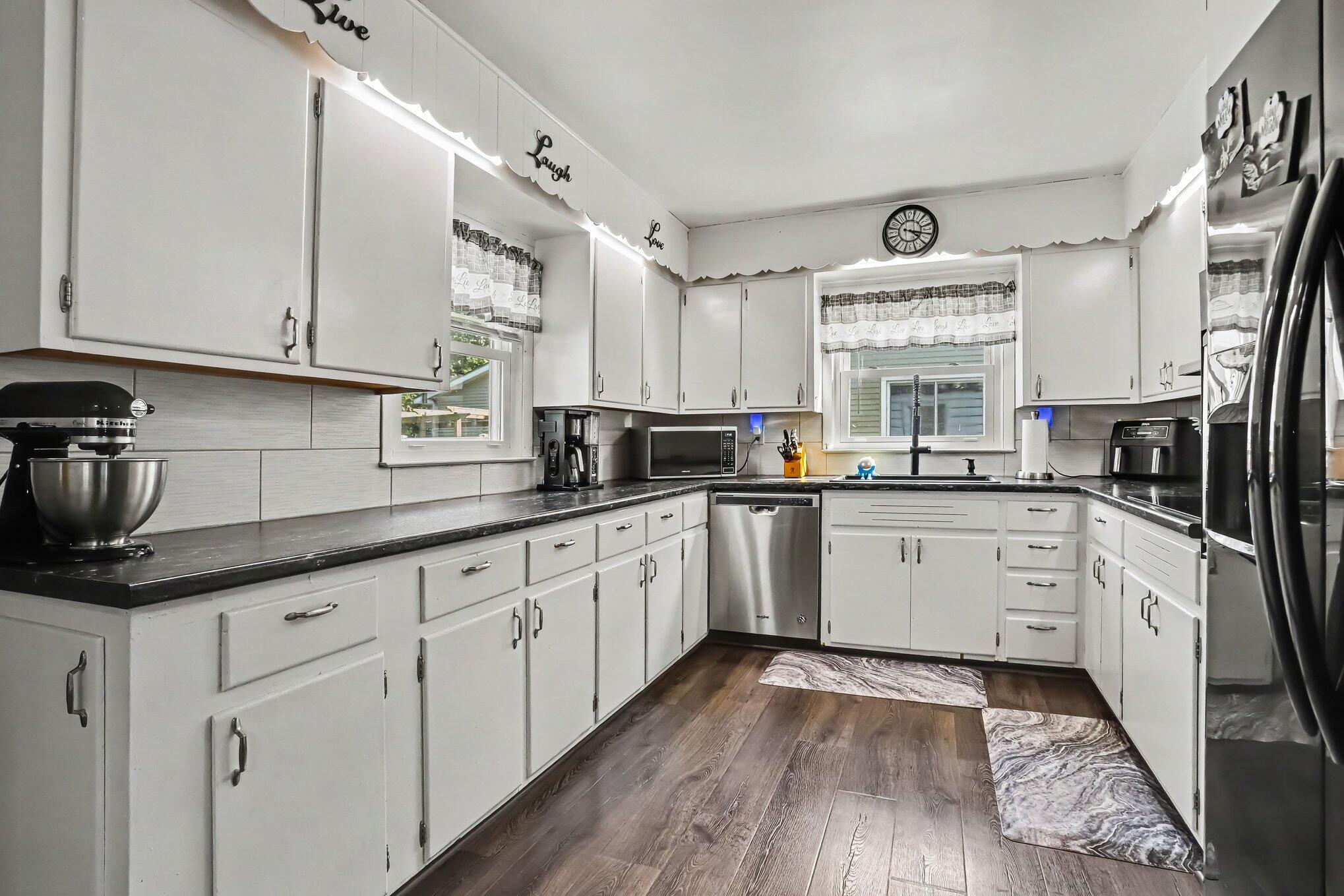 513 North Douglas Avenue Three Rivers, MI 49093 - Photo 8 of 26 Kitchen